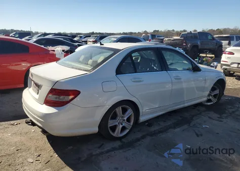 2011 Mercedes-Benz C 300 z USA, uszkodzony, nr VIN WDDGF5EB8BR184533
